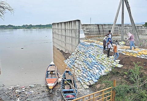 The retaining wall at Yanamalakuduru in Vijayawada. (File Photo)