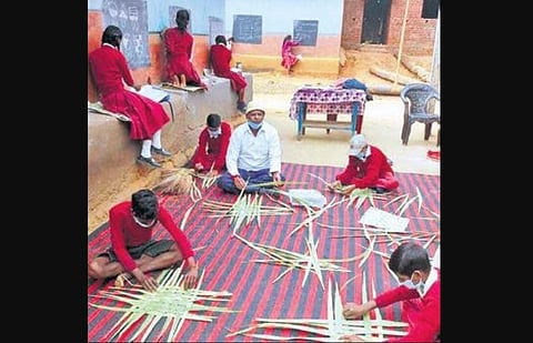 Children engaged in making mats at Dumarthar village in Dumka. (Photo | Express)