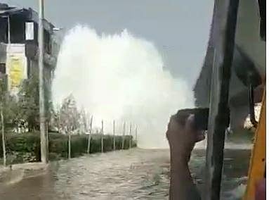 Officials from Hyderabad Metropolitan Water Supply and Sewerage Board reached the spot and are presently repairing the damage. (Videograb)