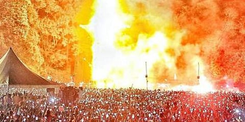 People burning the Pappani (old man effigy) at the 2019 Cochin Carnival held in Fort Kochi. (File photo| EPS)