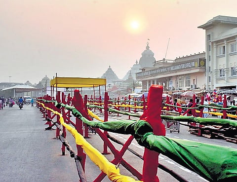 Barricades set up on Badadanda for residents of Puri town to have darshan of the Trinity I Ranjan Ganguly