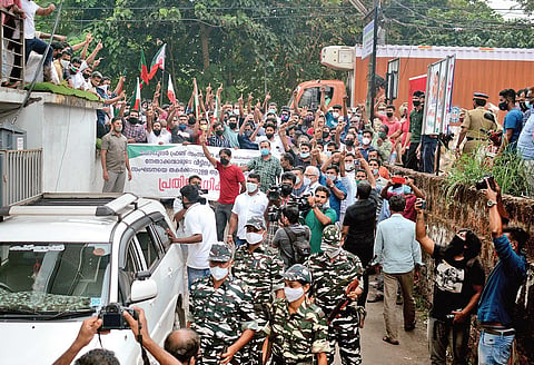 PFI workers protesting outside Unity House, the PFI office, at Meenchantha in Kozhikode as ED officials conducted a raid | Manu R Mavelil