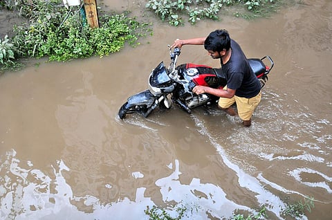 Apart from the misery caused by floods, there was also palpable anger among many people in these areas regarding the distribution of Rs 10,000 flood-relief.  (Photo | S Sengabapandiyan, EPS)