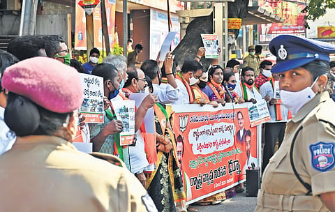BJP activists staging protest demanding repair of damaged roads across State,  in Vijayawada on Saturday I Prasant Madugula