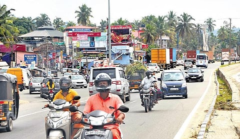 Motorists plying near Thiruvallam junction have a hard time as the vehicles coming from Kumarichantha often run into those entering from Pachalloor and Kovalam, causing accidents. The stretch experien