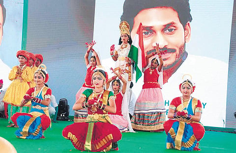 Artists performed various classical and contemporary dances, enthralling the people.