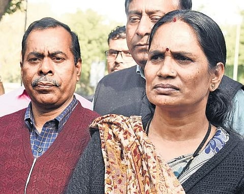 Asha Devi (R) Nirbhaya’s mother and Nirbhaya’s father (L) outside the Delhi High Court  (File Photo| EPS/Parveen Negi)