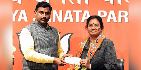 BJP general secretary P. Muralidhar Rao presents membership slip to expelled AIADMK MP Sasikala Pushpa Ramaswamy in New Delhi. (Photo | Express)