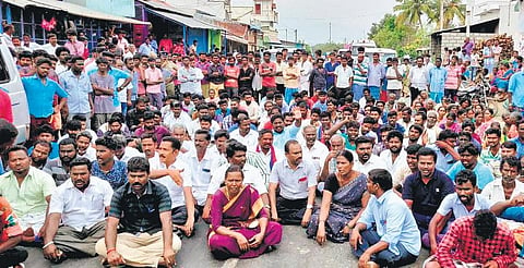 Villagers of Vilvarani staged a road roko near Elathur on Monday | Express