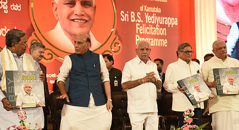 Leader of Opposition Siddaramaiah, Defence Minister Rajnath Singh, Chief Minister BS Yediyurappa and former Union minister SM Krishna during  the release of the coffee table book on Yediyurappa. (Photo |Nagaraja Gadekal, EPS)