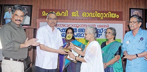 Writer N Prabhakaran receives the Odakkuzhal Award from Prof M Leelavathi at the Mahakavi G Auditorium in Kochi on Sunday |  A Sanesh