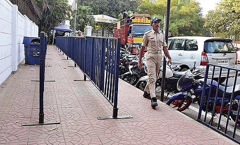 Security arrangements being made at Raj Bhavan ahead of Thursday’s swearing-in ceremony, in Bengaluru I Vinod Kumar T