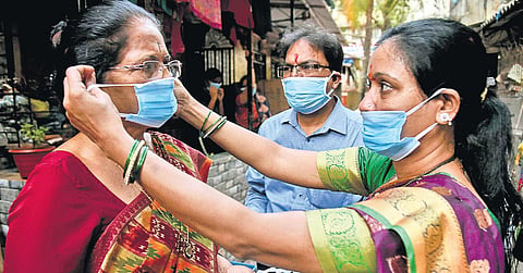 Volunteers distribute face masks at Vashi in Mumbai. (Photo |PTI)