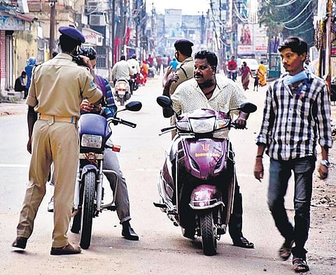 Police stop people on way to Chhatra Bazar at Ranihat Square (Photo | EPS)