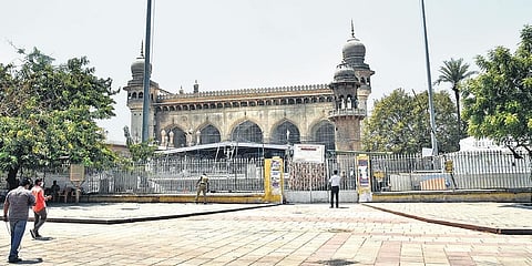 The area outside Mecca Masjid wears a deserted look on Friday| Vinay  Madapu