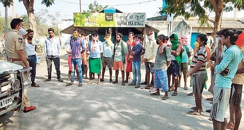 Police officials interact with some migrant labourers who are marooned in Warangal district due to the 21-day-long nationwide lockdown