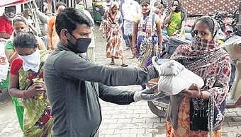Man serves food to the stranded amid coronavirus lockdown.