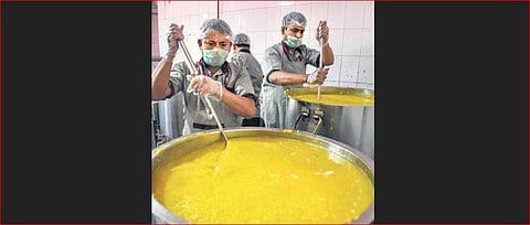 IRCTC staff cook food for homeless and poor people at Patna Junction  | Pti