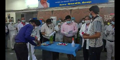 On the 9th day of maha-curfew in Bhilwara, District Collector Rajendra Bhatt and MGH Hospital Officer, Dr.Arun Goud gave them roses and bid them a warm goodbye.
