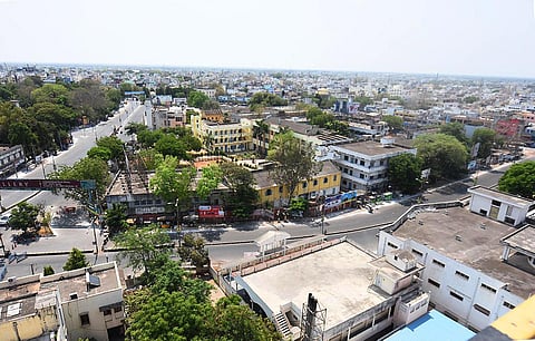 The roads in Guntur city wore a deserted look in view of complete lockdown of Guntur district on Sunday. (Photo | EPS)