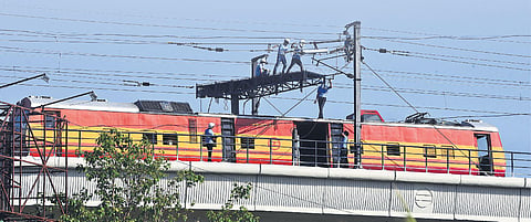 A DMRC teams carries out a maintenance work on a stretch. (Photo | EPS/Parveen Negi)