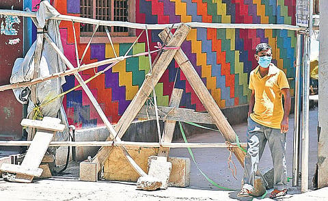 Two days after an elderly man died due to COVID-19 in Bengaluru’s Tipu Nagar, residents have put up barricades | Shriram BN