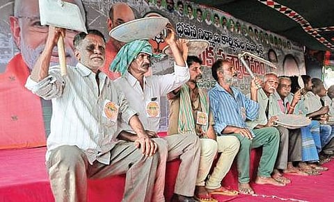 Construction workers stage a protest in Vijayawada. (Photo | EPS)