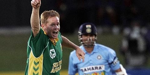 Former cricketers Shaun Pollock (L) and Sachin Tendulkar (File Photo | AFP)