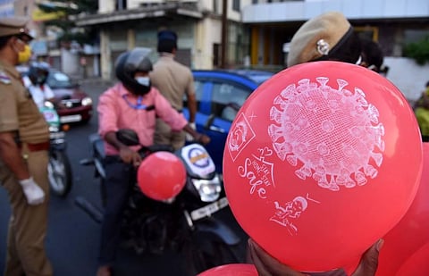 Motorists roaming during lockdown get balloons with awareness messages in Chennai. (Photo | R Satish Babu, EPS)