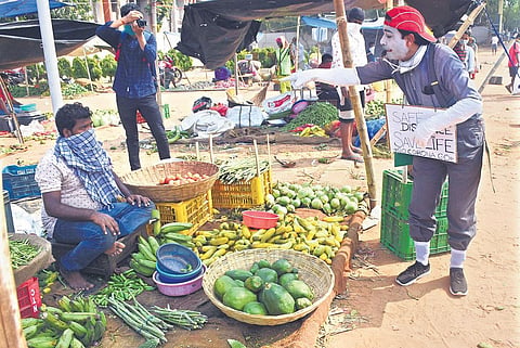 Mime artiste Chittaranjan Satpathy creating awareness on Covid-19 at Unit-I market in Bhubaneswar | Biswanath Swain