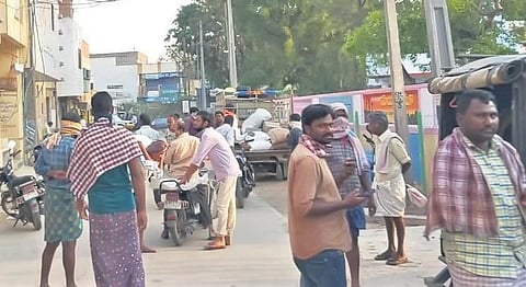 People are not maintaining social distancing at Dhone town in Kurnool district on Wednesday. (Photo | EPS)