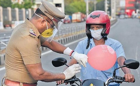 Violator given a balloon  at Wallajah in Chennai  | R Satish Babu