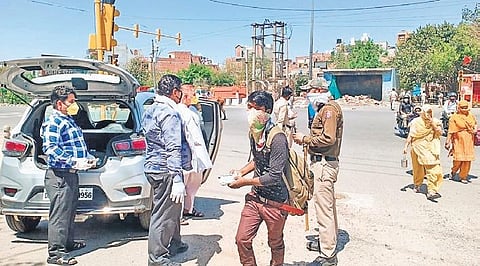 Food being distributed at Bhajanpura in Delhi