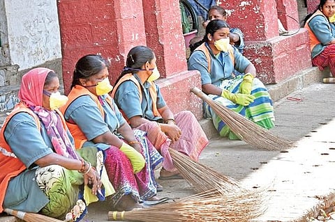 Pourakarmikas take a break from their work at K R Market | NAGARAJA GADEKAL