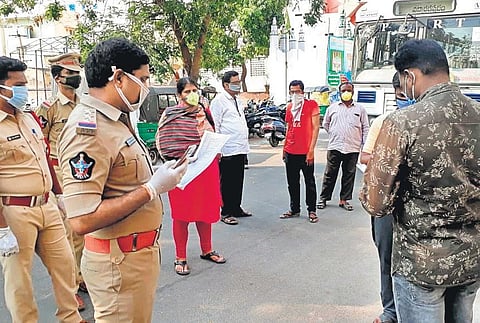 Police personnel hold an awareness drive on covid-at Bhavanipuram on Saturday (Photo | EPS)
