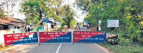 Barricades erected at Andhra Pradesh-Odisha border at Bandhugam. (File Photo | EPS)
