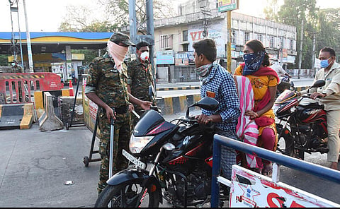 Andhra Pradesh Guntur urban police questioning public moving in Guntur city even during complete lockdown (Photo | EPS)
