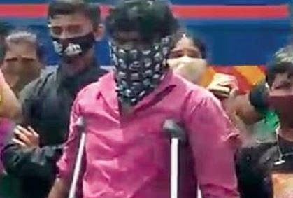 Migrant workers from Hassan stranded near Nipani on the Karnataka- Maharashtra border on Wednesday
