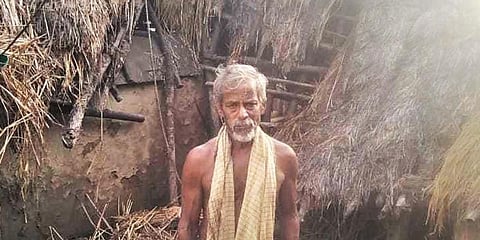 Ratnakar Das of Gobindpur village in front of his damaged house. (Photo | EPS)