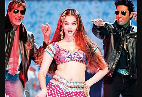 A scene from the famous song 'Kaja ra re' in the movie Bunty aur Bubli starring Amitabh, Abhishek Bachchan and for this song Aishwarya Rai. (YouTube Screengrab)