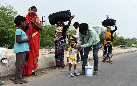 Migrant workers along with their family members walk to their villages amid the nationwide lockdown in wake of coronavirus pandemic. (Photo | Parveen Negi, EPS)