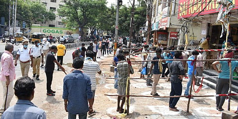 People line up to buy liquor. (File photo| S Senbagapandiyan, EPS)