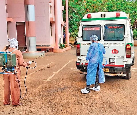 Officials shifting a remand prisoner at Kadapa central prison to a hospital after he tested positive for coronavirus | EXPRESS