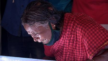Nanjiyamma breaks down on  seeing the mortal remains of director Sachy. (Photo| EPS)