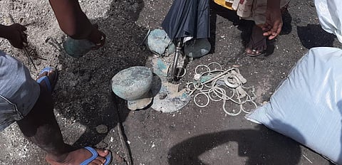 A total of 25 gold and silver ornaments were found in the pots. 