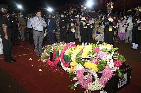 Collector S A Raman paying last respects to Havaldar Mathiazhagan in Salem (Photo| Special arrangement)