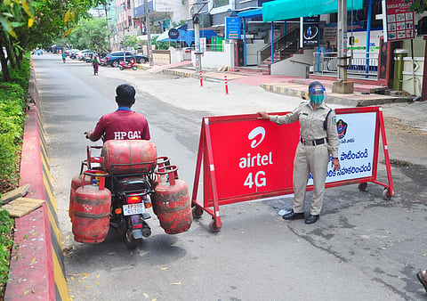 A woman police controlling the people in red zone. (Photo | G Satyanarayana, EPS)