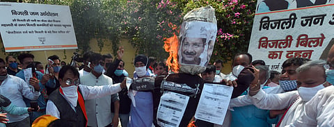 BJP workers burn effigy of Delhi CM Arvind Kejriwal bills during a protest against AAP government over electricity  bills in New Delhi on Monday. (Photo| Shekhar Yadav, EPS)