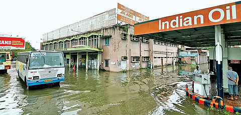 ksrtc bus station at  ernakulam south,Flooded KSRTC bus station at Ernakulam south