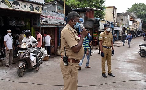 Chennai Police advicing the shopkeepers to keep social distancing at Pudupet. (Photo | R Satish Babu, EPS)